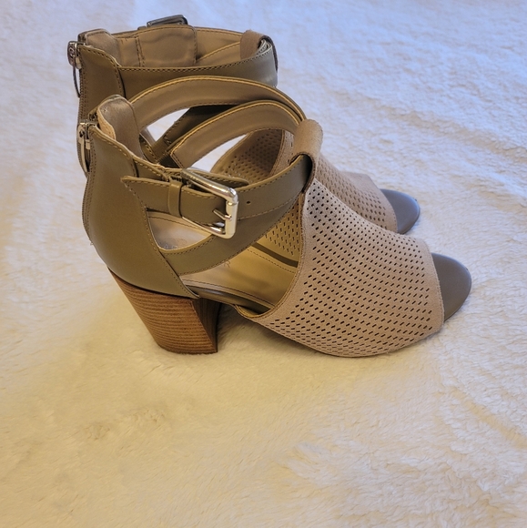 Marc Fisher Gabie Stacked Heel shoes - Picture 9 of 11